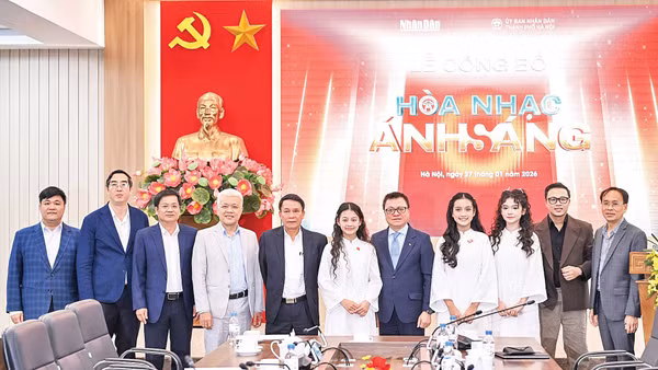 Đồng chí Lê Quốc Minh cùng các đại biểu và ca sĩ tuổi học trò tại Lễ công bố chương trình Hòa nhạc. (Ảnh Thành Đạt)