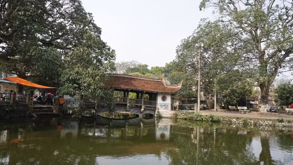 Các di tích, cảnh quan thiên nhiên, ao hồ cần có “đời sống của mình” trong không gian đô thị mới. (Ảnh VĂN HỌC)