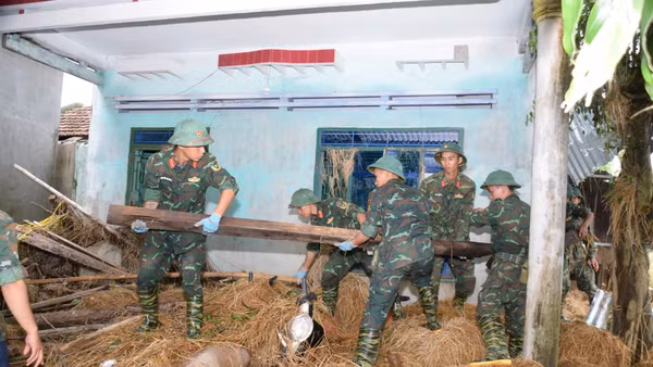 Những “người lính Cụ Hồ” không quản khó khăn, giúp dân từ những việc nhỏ nhất.