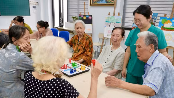 Nhiều hoạt động bổ ích trong chăm sóc, chữa trị, tư vấn, hướng dẫn cho người cao tuổi tại Cơ sở chăm sóc sức khỏe ban ngày cho người cao tuổi Long Biên (Hà Nội).