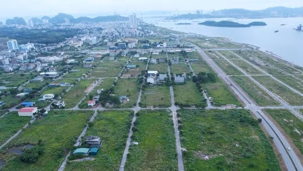 Tình trạng tiến độ dự án chậm trễ không chỉ ảnh hưởng đến bộ mặt đô thị mà còn phát sinh nhiều tác động tiêu cực và làm giảm niềm tin vào môi trường đầu tư của địa phương. (Trong ảnh: Địa bàn phường Cao Xanh, tỉnh Quảng Ninh).