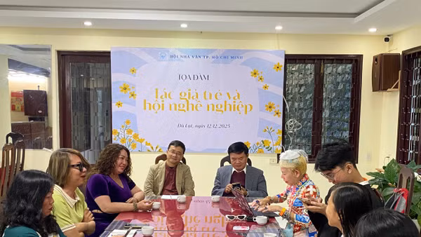 Buổi tọa đàm trong chương trình trại sáng tác do Hội Nhà văn Thành phố Hồ Chí Minh tổ chức, tháng 12/2025, tại Lâm Đồng.