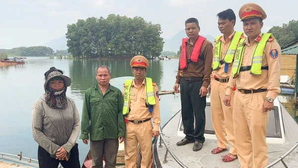 Cảnh sát giao thông đường thủy, Công an tỉnh Lào Cai bắt và xử lý các đối tượng dùng kích điện khai thác thủy sản trái phép trên hồ Thác Bà (bộ kích điện ở gần chân người phụ nữ vi phạm).