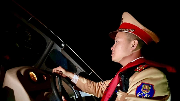 Chuyến tuần tra, truy đuổi, xử lý các đối tượng vi phạm trên hồ Thác Bà của Cảnh sát giao thông đường thủy tỉnh Lào Cai, sau loạt bài của Nhân Dân cuối tuần.