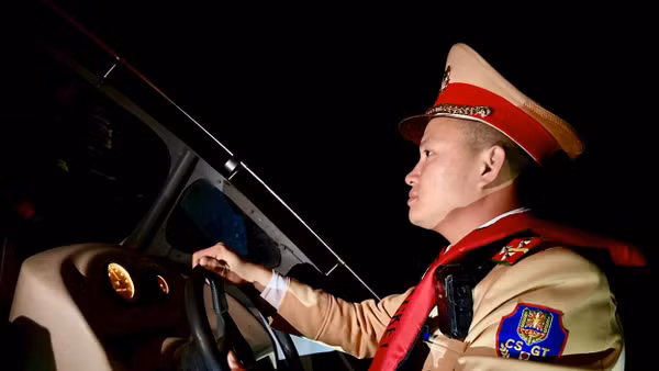 Chuyến tuần tra, truy đuổi, xử lý các đối tượng vi phạm trên hồ Thác Bà của Cảnh sát giao thông đường thủy tỉnh Lào Cai, sau loạt bài của Nhân Dân cuối tuần.