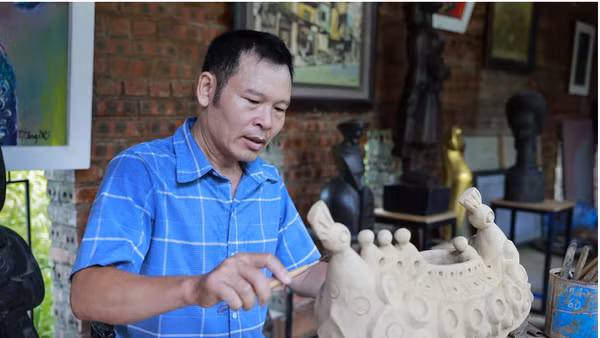 Nhà điêu khắc Triệu Tiến Công vẫn luôn ấp ủ mong muốn khôi phục làng nghề gốm sứ. Ảnh: NVCC