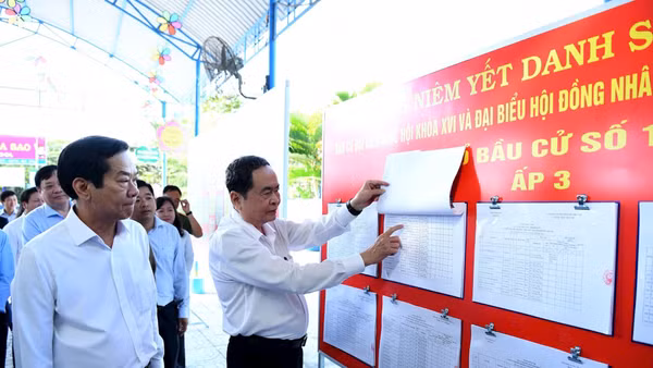 Chủ tịch Quốc hội Trần Thanh Mẫn kiểm tra công tác bầu cử đại biểu Quốc hội khóa XVI. (Ảnh Duy Linh)