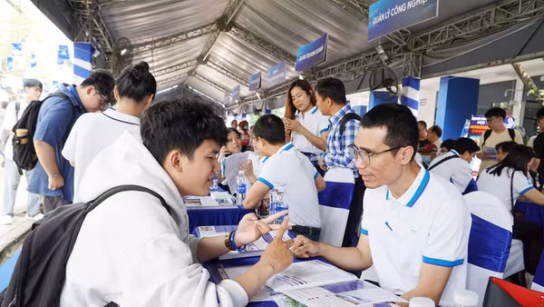 Với người trẻ mới bước vào thị trường lao động, thách thức lớn nhất không hẳn là thiếu cơ hội, mà là cạnh tranh trong bối cảnh chuẩn đầu vào đang cao hơn.