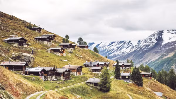 Những ngôi làng tựa lưng núi cao là một phần đặc trưng của bản sắc Thụy Sĩ.