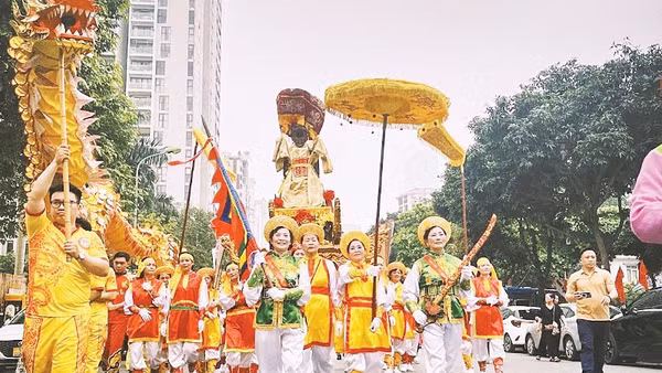 Hội làng, ở nơi đã mang nhiều đường nét phố.