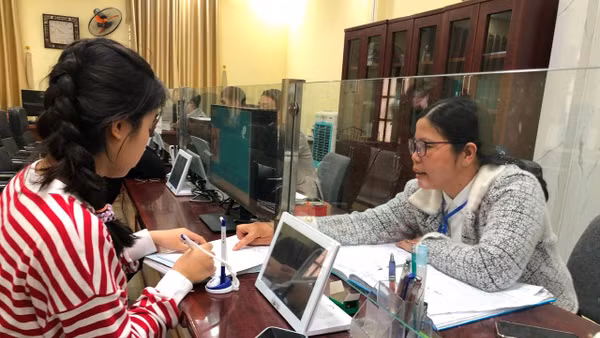 Cán bộ Trung tâm Phục vụ hành chính công xã Lương Bằng hướng dẫn người dân làm thủ tục hành chính.