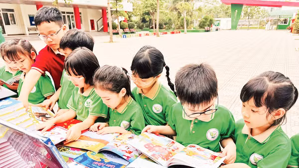 Những góc đọc sách bắt mắt, hấp dẫn thu hút nhiều học sinh quan tâm. Trường tiểu học Long Biên (Hà Nội).