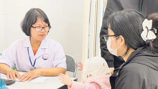 Tiêm chủng miễn phí cho trẻ em tại một phường ở thành phố Hà Nội.