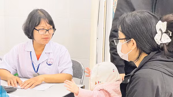 Tiêm chủng miễn phí cho trẻ em tại một phường ở thành phố Hà Nội.