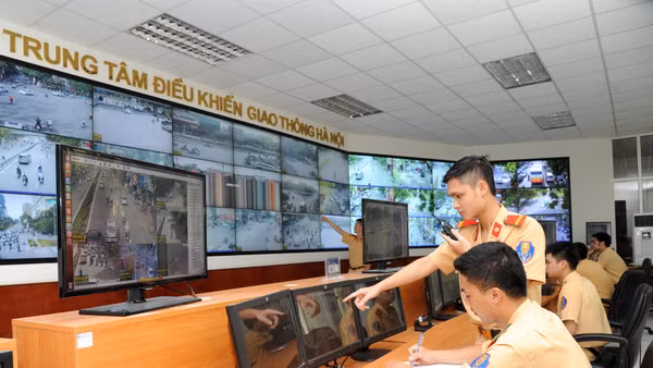 Giám sát từ trung tâm điều hành giúp giảm lực lượng làm nhiệm vụ trực tiếp trên đường. Ảnh | Trần Hải