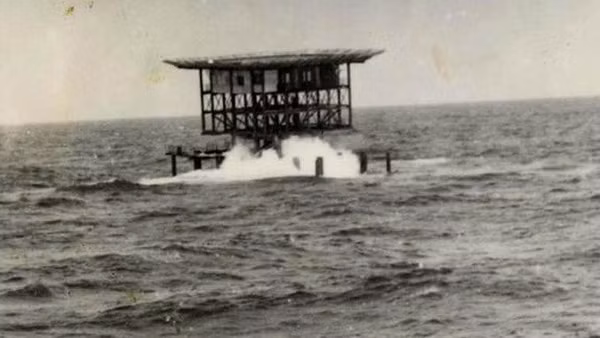 Nhà giàn thế hệ đầu tiên thiết kế dạng pông-tông đóng trên bãi cạn Phúc Tần. (Ảnh tư liệu) 