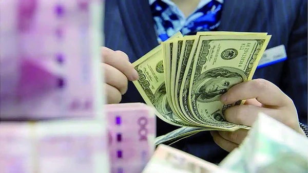 Nhân viên ngân hàng đang kiểm đếm USD. (Ảnh: Tân Hoa xã)