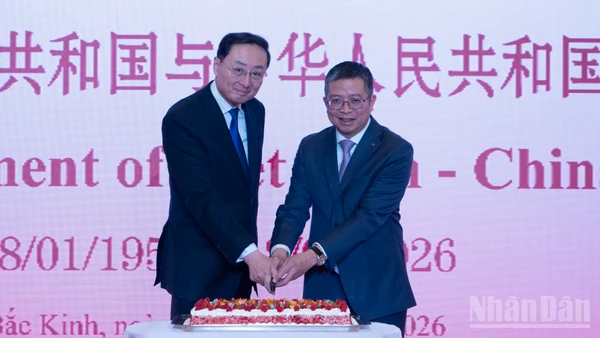 Thứ trưởng Ngoại giao Tôn Vệ Đông và Đại sứ Phạm Thanh Bình thực hiện nghi thức cắt bánh gato.