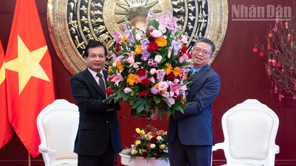 Đại sứ Lào Somphone Sichaleune tặng lẵng hoa chúc Tết Đại sứ Phạm Thanh Bình.