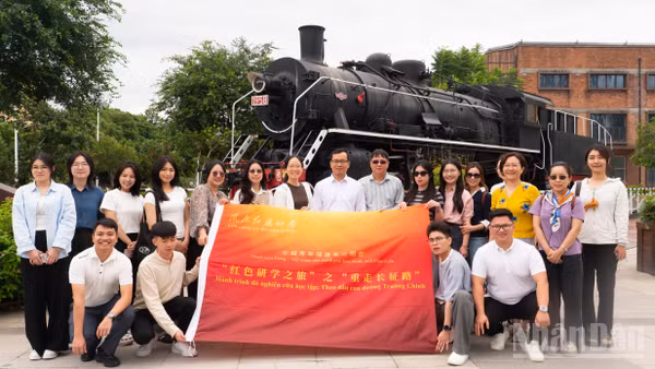 Đoàn thanh niên Việt-Trung chụp ảnh lưu niệm tại Khu trưng bày lịch sử công nghiệp 1958 Tam Minh, tỉnh Phúc Kiến, Trung Quốc.