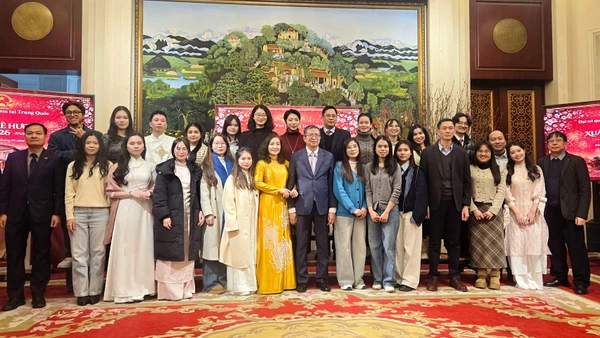 Đại sứ Phạm Thanh Bình và phu nhân chụp ảnh lưu niệm với cán bộ, nhân viên Đại sứ quán và đại diện cộng đồng người Việt Nam. (Ảnh: Đại sứ quán Việt Nam cung cấp)