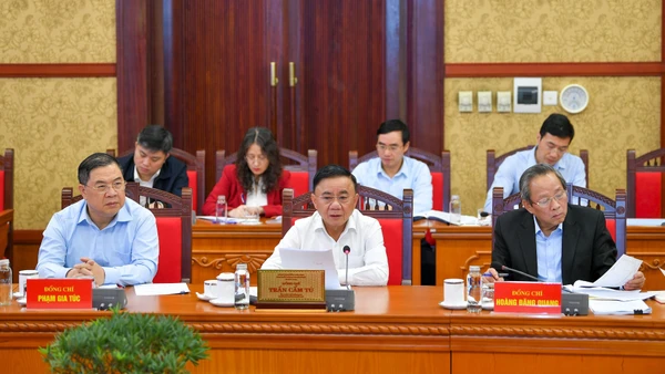 Đồng chí Trần Cẩm Tú, Ủy viên Bộ Chính trị, Thường trực Ban Bí thư, Trưởng Tiểu ban Tổ chức phục vụ Đại hội XIV của Đảng phát biểu tại cuộc họp.