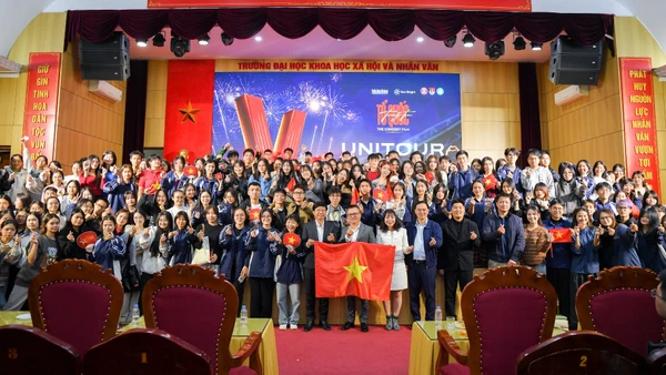 Tổng Biên tập Báo Nhân Dân Lê Quốc Minh cùng các đại biểu, giáo viên, sinh viên nhà trường tại buổi chiếu.