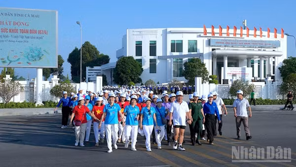 Lãnh đạo tỉnh Cà Mau cùng các đại biểu tham dự đi bộ lan tỏa mạnh mẽ thông điệp rèn luyện thân thể theo gương Bác Hồ sau lễ phát động.