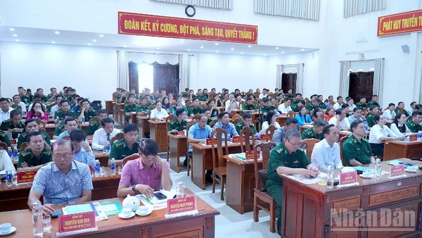 Các đại biểu Cà Mau tham gia Hội nghị tổng kết, tôn vinh các mô hình, chương trình, phong trào tham gia phát triển kinh tế, văn hóa, xã hội khu vực biên giới biển.