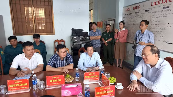 Đồng chí Nguyễn Hồ Hải, Ủy viên Trung ương Đảng, Bí thư Tỉnh ủy Cà Mau (bìa phải) trò chuyện với các cán bộ, chiến sĩ tại Ban Chỉ huy quân sự phường Tân Thành.