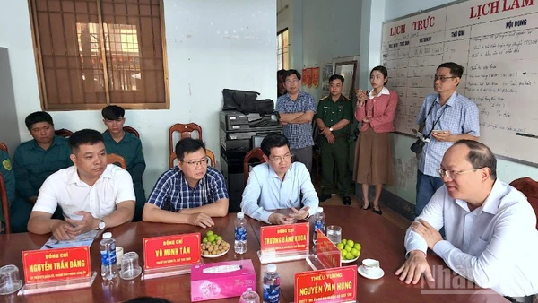 Đồng chí Nguyễn Hồ Hải, Ủy viên Trung ương Đảng, Bí thư Tỉnh ủy Cà Mau (bìa phải) trò chuyện với các cán bộ, chiến sĩ tại Ban Chỉ huy quân sự phường Tân Thành.