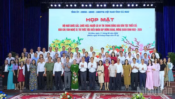 Lãnh đạo tỉnh Cà Mau chụp ảnh lưu niệm cùng với đội ngũ chức sắc, chức việc, người có uy tín, văn nghệ sĩ, trí thức và báo chí tại buổi họp mặt.