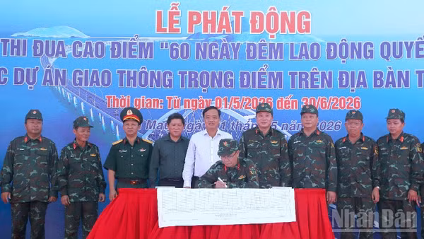 Đại diện các đơn vị thi công tại 3 dự án trọng điểm về giao thông ký cam kết thi đua “60 ngày đêm lao động quyết thắng” trước sự chứng kiến của lãnh đạo cấp ủy, chính quyền tỉnh Cà Mau.