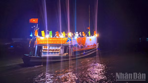 Sử dụng tàu cá gắn loa phóng thanh để mang thông tin bầu cử đến kịp thời các vùng ven biển thưa thớt dân cư, đi lại gặp khó khăn tại Cà Mau.