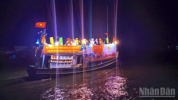 Sử dụng tàu cá gắn loa phóng thanh để mang thông tin bầu cử đến kịp thời các vùng ven biển thưa thớt dân cư, đi lại gặp khó khăn tại Cà Mau.