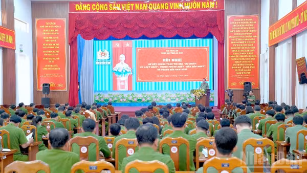 Quang cảnh hội nghị sơ kết phong trào thi đua “Ba nhất” của Công an Cà Mau.
