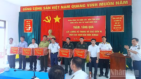Đại diện Cảnh sát biển Việt Nam tặng quà khi đến thăm các lực lượng trên cụm đảo Hòn Khoai.