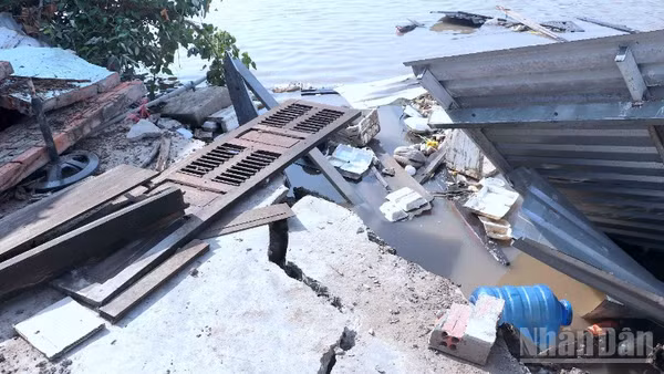 Một trong 4 nhà dân bị nhấn chìm hoàn toàn dưới dòng kênh xáng Cà Mau-Bạc Liêu sau vụ sạt lở.