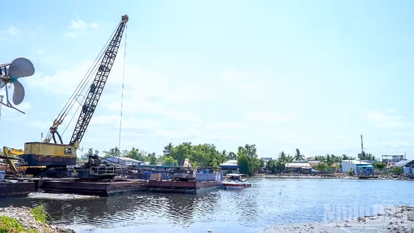 Thiết bị chuyên dụng tập kết tại vị trí xây cầu Nguyễn Đình Chiểu bắc ngang sông Gành Hào tại lễ khởi công.