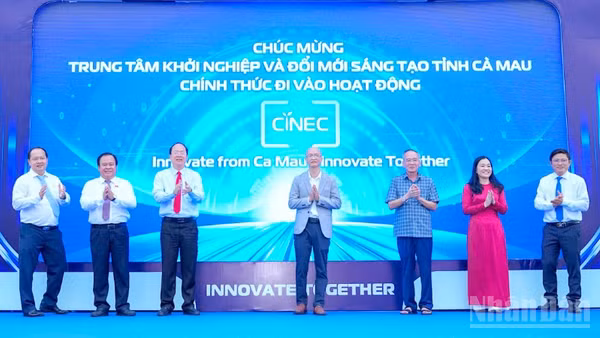 Đồng chí Nguyễn Hồ Hải, Ủy viên Trung ương Đảng, Bí thư Tỉnh ủy Cà Mau (thứ 3 từ trái sang) cùng các lãnh đạo tỉnh Cà Mau và đại biểu thực hiện nghi thức công bố thành lập CiNEC Cà Mau.
