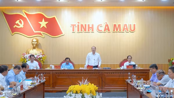 Bí thư Tỉnh ủy Cà Mau Nguyễn Hồ Hải (đứng) nhấn mạnh, khoa học công nghệ phải gắn liền với thực tiễn và tập trung đào tạo nguồn nhân lực trẻ.
