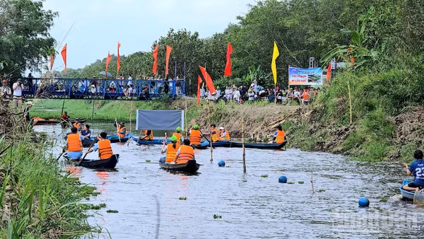 Vận động viên tranh tài ở nội dung bơi đua xuồng ba lá tốc độ cự ly 100m tại sự kiện "Hương rừng U Minh năm 2026".