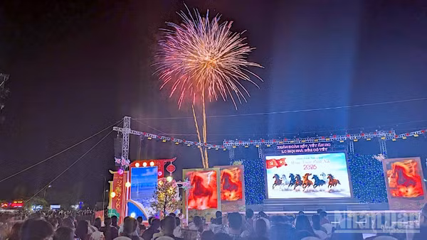 Pháo hoa tung bay trong nền trời đêm giao thừa tại Quảng trường Phan Ngọc Hiển, phường An Xuyên, tỉnh Cà Mau.