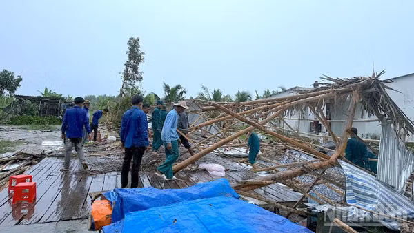 Các lực lượng tại chỗ trên địa bàn xã Đá Bạc (tỉnh Cà Mau) khẩn trương giúp các hộ dân dọn dẹp hiện trường, khắc phục hậu quả bước đầu sau thiên tai.