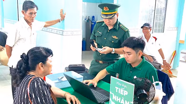 Tiếp nhận người dân trước khi thực hiện khám mắt. (Ảnh: HOÀNG TÁ)