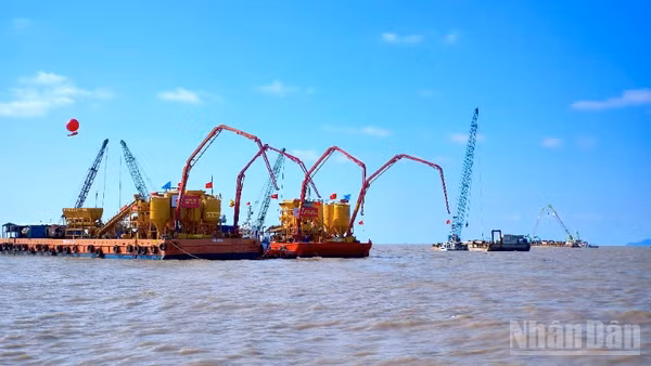 Thiết bị thi công trên biển phục vụ dự án liên quan Cụm đảo Hòn Khoai tỉnh Cà Mau.