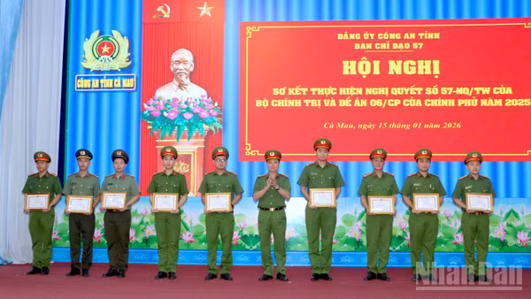 Đại diện lãnh đạo Công an tỉnh Cà Mau (đứng giữa) trao giấy khen cho lực lượng Tham mưu tại Hội nghị sơ kết thực hiện Nghị quyết số 57 của Bộ Chính trị và Đề án số 06 của Chính phủ.