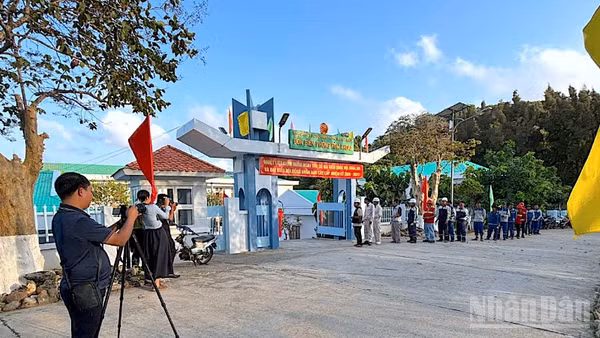 Cử tri tham gia đi bầu vào sáng 13/3 trên đảo Hòn Khoai, thuộc xã Đất Mũi, tỉnh Cà Mau.