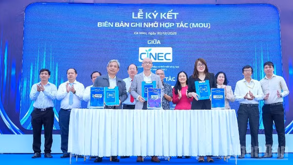 Ký kết hợp tác về Khoa học-Công nghệ giữa Trung tâm CiNEC Cà Mau với đối tác trước sự chứng kiến của lãnh đạo tỉnh.