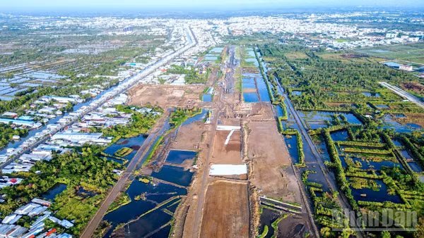 Một góc công trình mở rộng, nâng cấp Cảng Hàng không Cà Mau trong giai đoạn thi công nhìn từ trên cao.